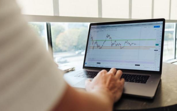 非居民企業(yè)轉(zhuǎn)讓上市股票取得收入適用稅收協(xié)定可否考慮簡易判定？