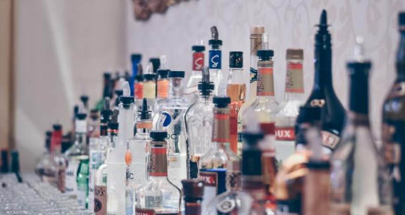 購(gòu)酒水送客戶，取得專票能抵扣嗎？如何做賬？企業(yè)所得稅呢？