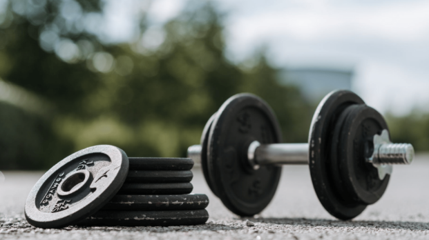 資產(chǎn)的賬面價(jià)值大于計(jì)稅基礎(chǔ)，納稅是應(yīng)該調(diào)增還是調(diào)減?